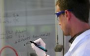 Naukowiec notuje skład leku na tablicy - Działalność naukowa Biocodex
